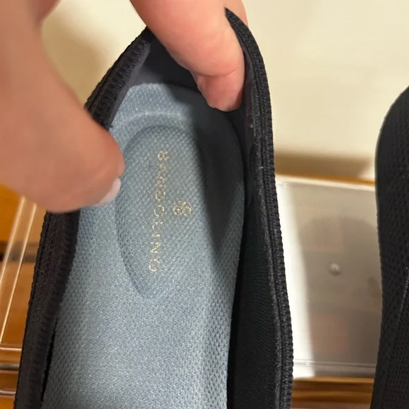 Women's Bandolino, navy blue knit comfort Slip-On Shoes. Sz 8. Smoke/pet free. - Picture 2 of 5